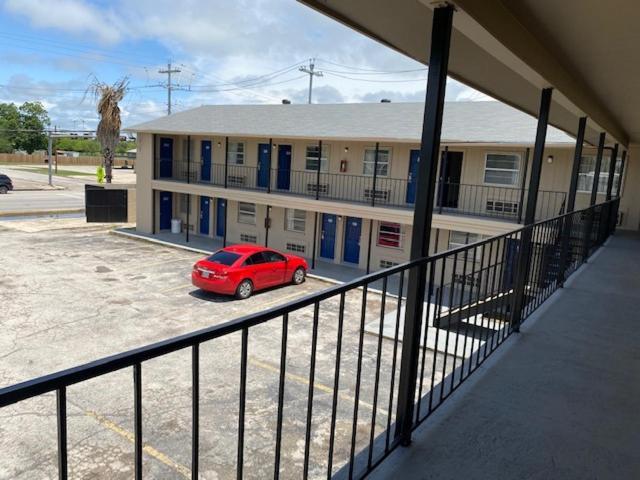 Texas Inn Сеґін Екстер'єр фото